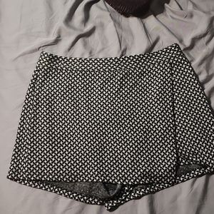 Black and white herringbone pattern size large from altered state
